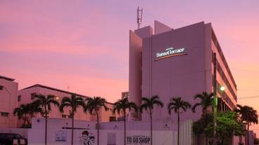 施設の正面 (日没後) / 4