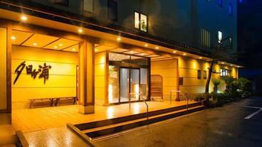 施設の正面 (日没後) / 2