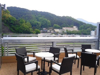 靴を脱いで裸足でくつろぐファミリールーム4069188