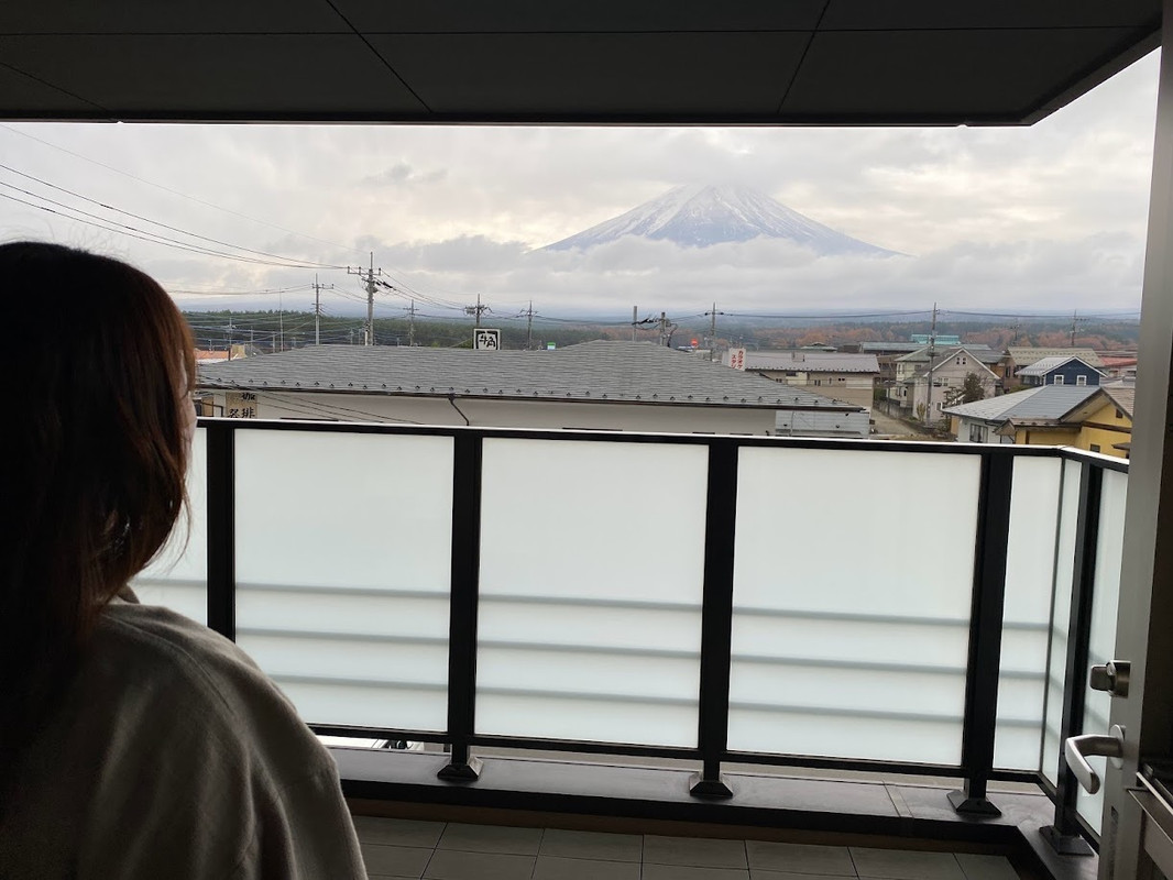 本館デラックスタイプの客室は、専用のバルコニー付き。テーブルセットもあり、ゆったりと景色を楽しめる / 1