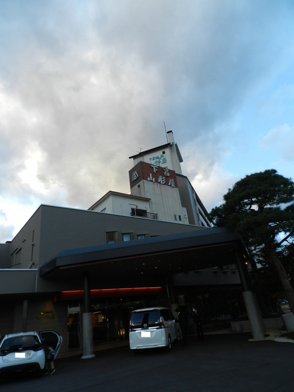 全体の外観は少し古びて見えます