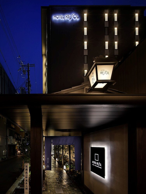 施設の正面 (日没後)