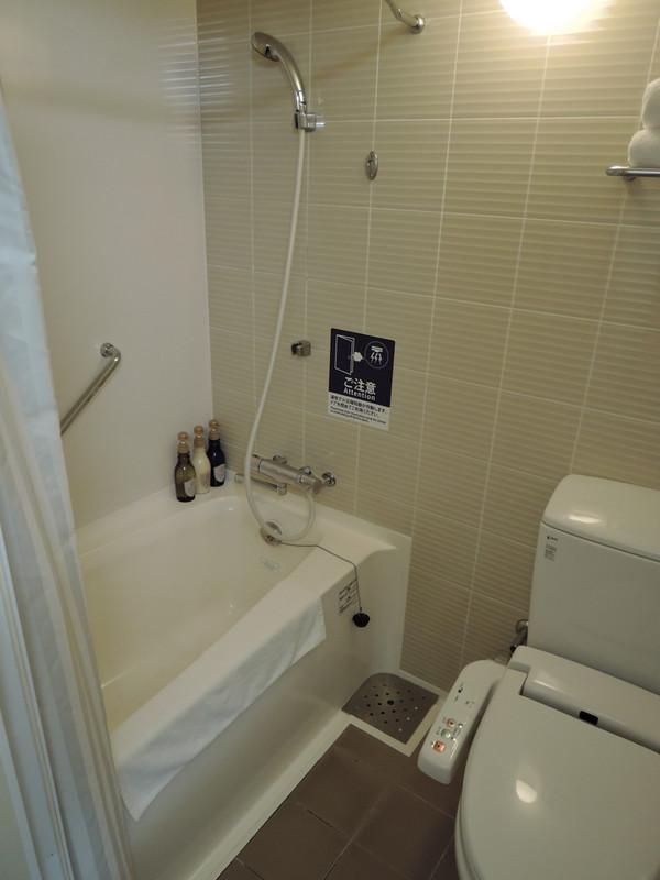 バスルームにはバスタブとトイレ