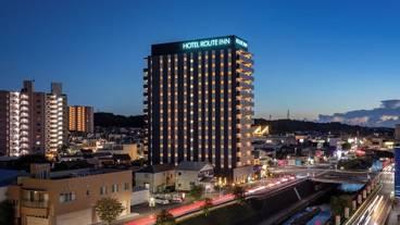 施設の正面 (日没後) / 1