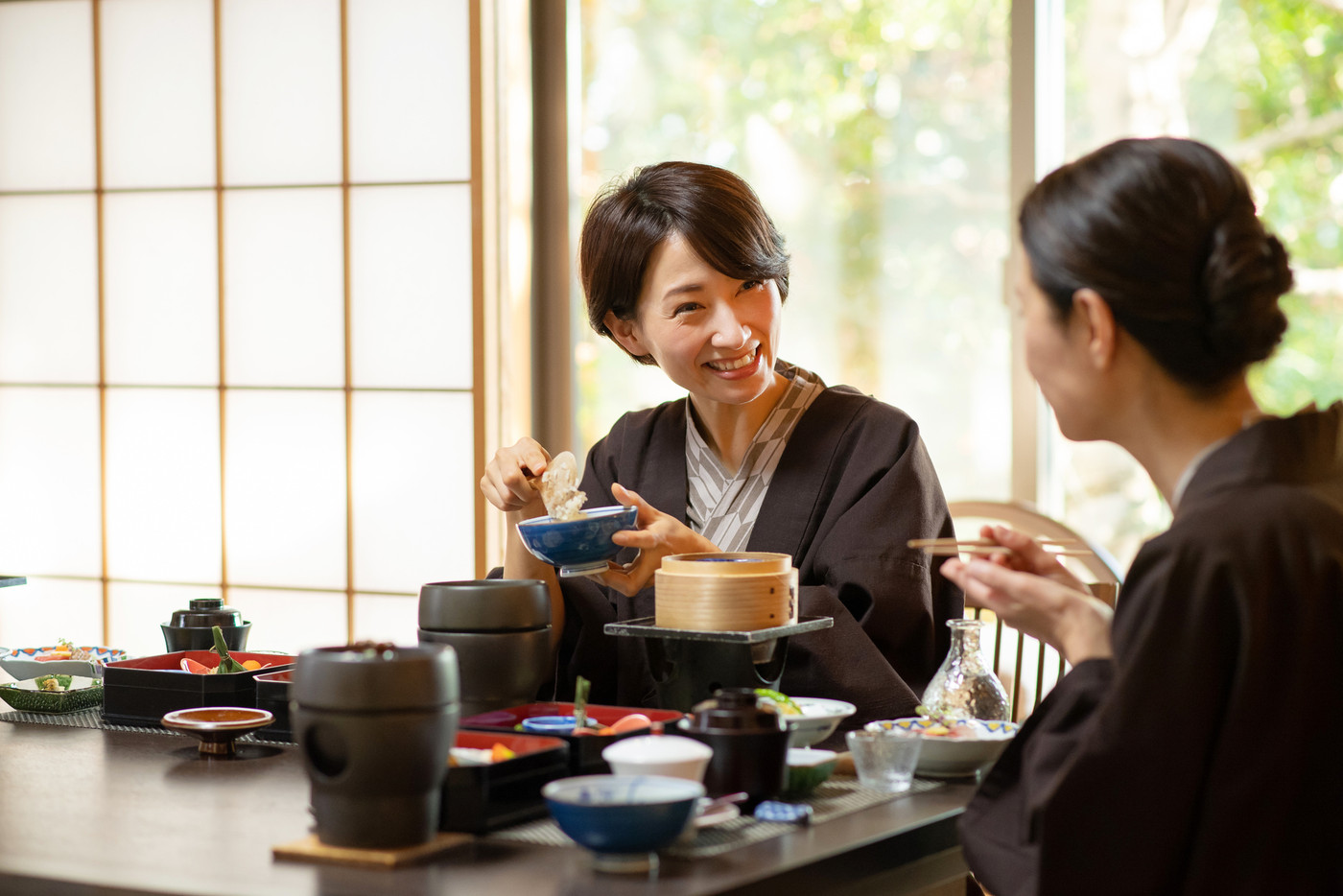 親子 母娘 旅館 食事 温泉旅行イメージ 