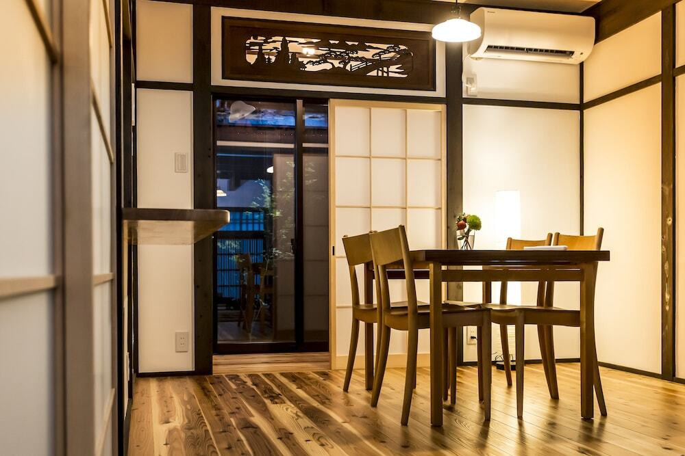 客室内のダイニングエリア