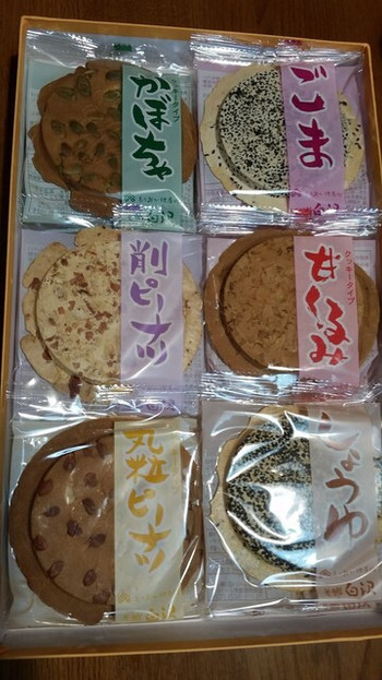 「白沢せんべい店」料理 990012 箱の中は全部で６種類。