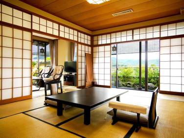 Kyoto Arashiyama onsen Togetsutei(Kyoto ryokan): A room with an open-air bath with a superb view of Arashiyama. You can relax in a spacious 12-tatami room, and enjoy the scenery like a picture scroll from the wide edge. ● Recommended scenes / couple's anniversary trip, reward girls' trip / 1