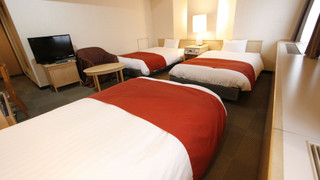 トリプルルームシングルサイズベッド 3 台喫煙可