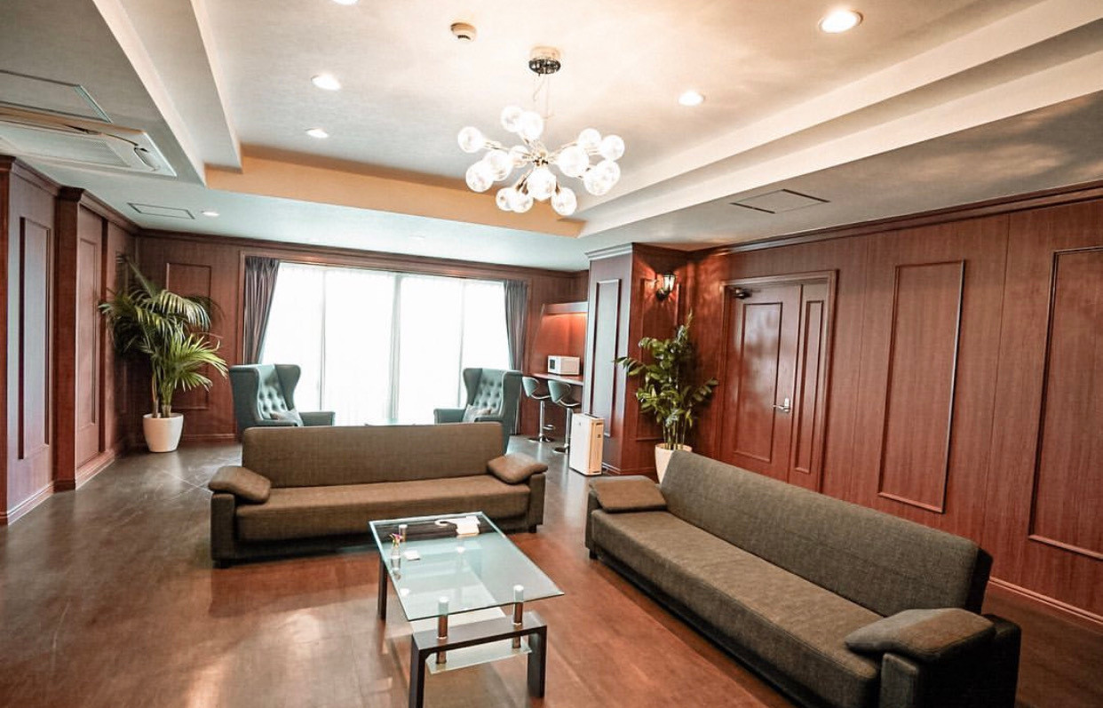 「ロイヤルスイート」のリビングルーム。重厚感もあって応接間のよう / 2