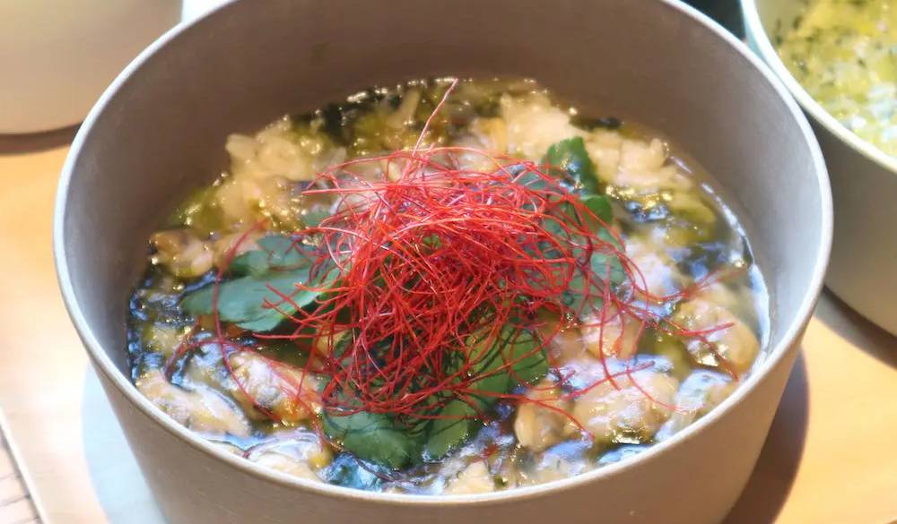 大塚のオリジナルリゾット「深川あさり」は、東京名物の深川めしをイメージ。あおさ海苔の風味が豊かで、お出かけ前にお腹を満たしてくれます。