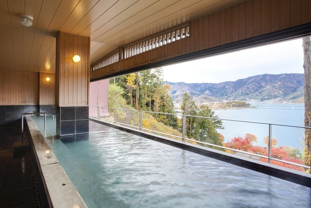 木のぬくもりたっぷりな温泉宿で河口湖ビューに癒やされて3910564