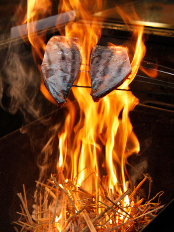 「明神丸 ひろめ市場店」 その他 11805034 藁焼きの様子