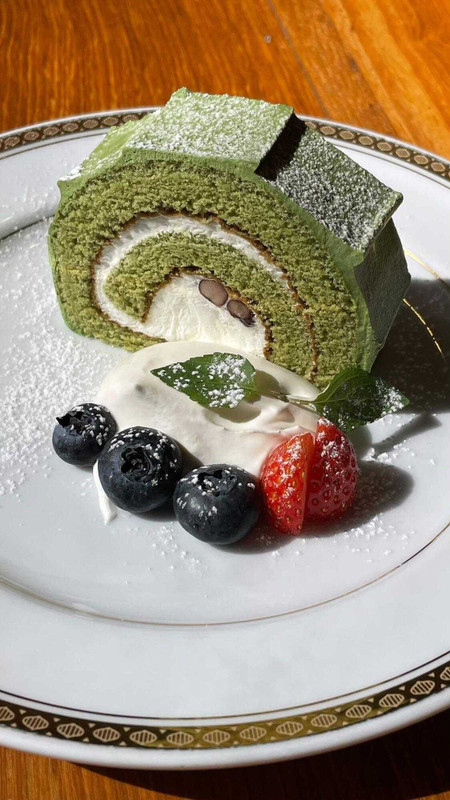 「一見普通のロールケーキでしたが、これまでに食べたどのロールケーキよりもおいしくて驚きました」とi.am.izumiさん。ラウンジは景色も良く、心に残るカフェタイムを過ごせそう / 1