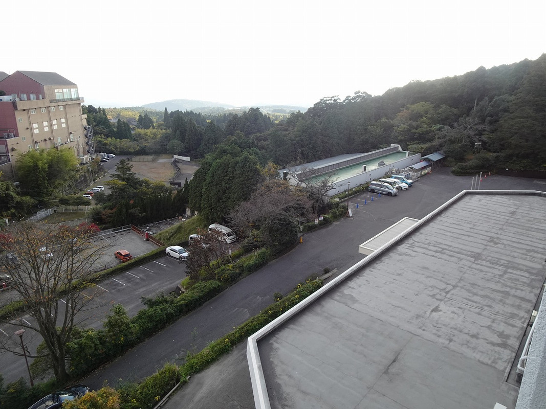 大浴場は駐車場の向こう側にあり、地下道を通っていきます