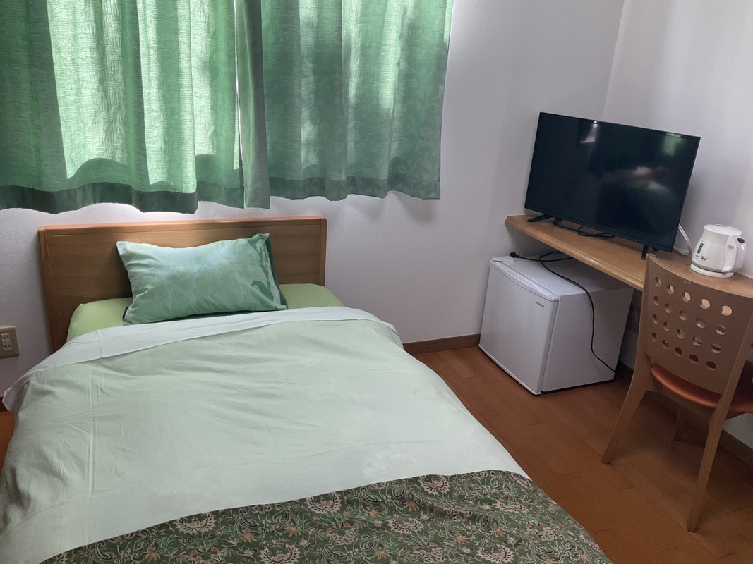 シングルベッドとテレビ