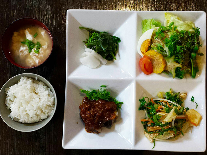 モリンガとゴーヤのチャンプルーや、モリンガパウダー入りのハンバーグなど、栄養たっぷりの美味しいランチ