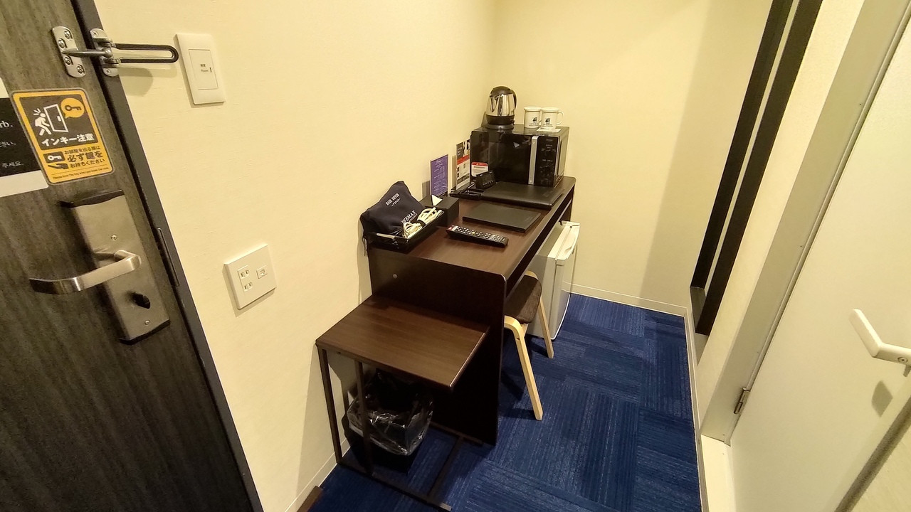 机は狭いです。