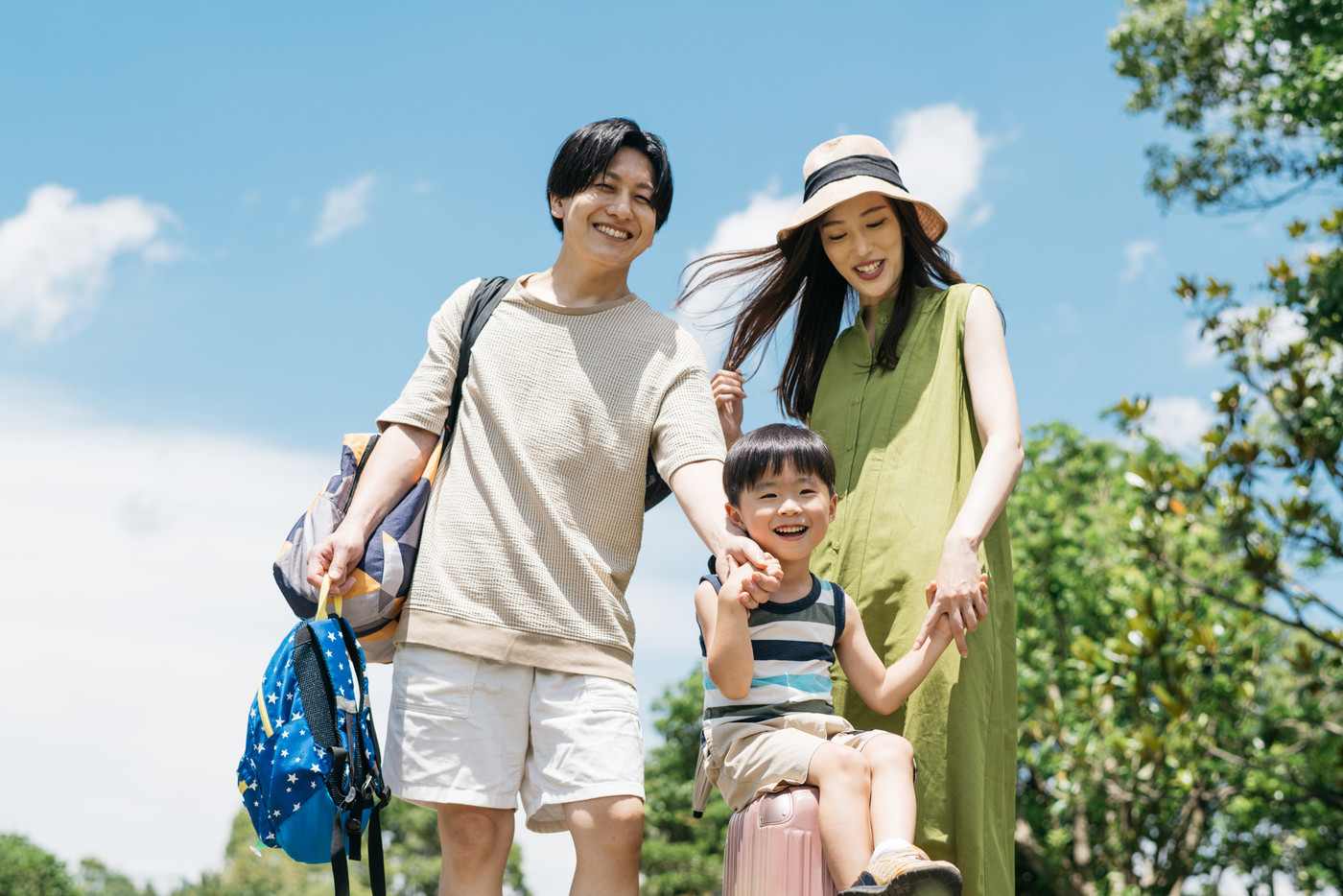 夏休みに家族旅行に行く笑顔の親子・子育てファミリー