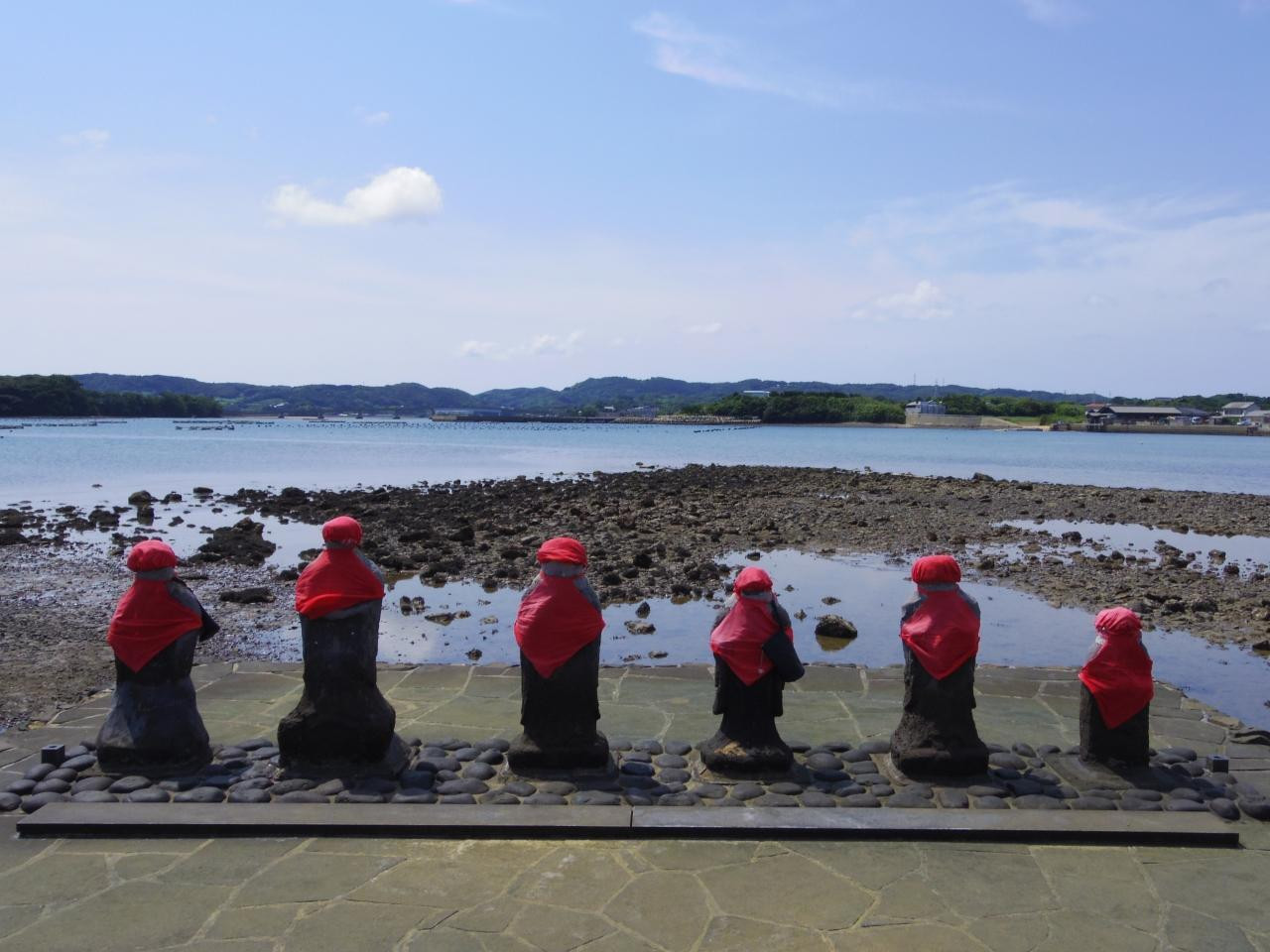 6. 海を見つめる6体のお地蔵さん。壱岐島の「はらほげ地蔵」2997150