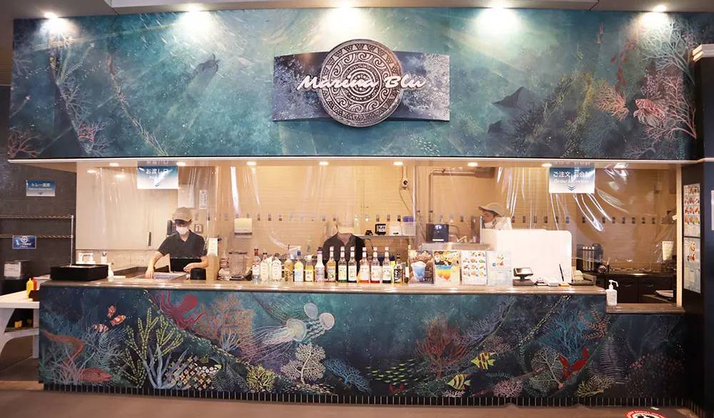 プールにあるカフェテリア「マリナ ブルー」。長時間滞在する人も多いほどくつろげるプールなので、一休みのお供にドリンクや食事を味わって。