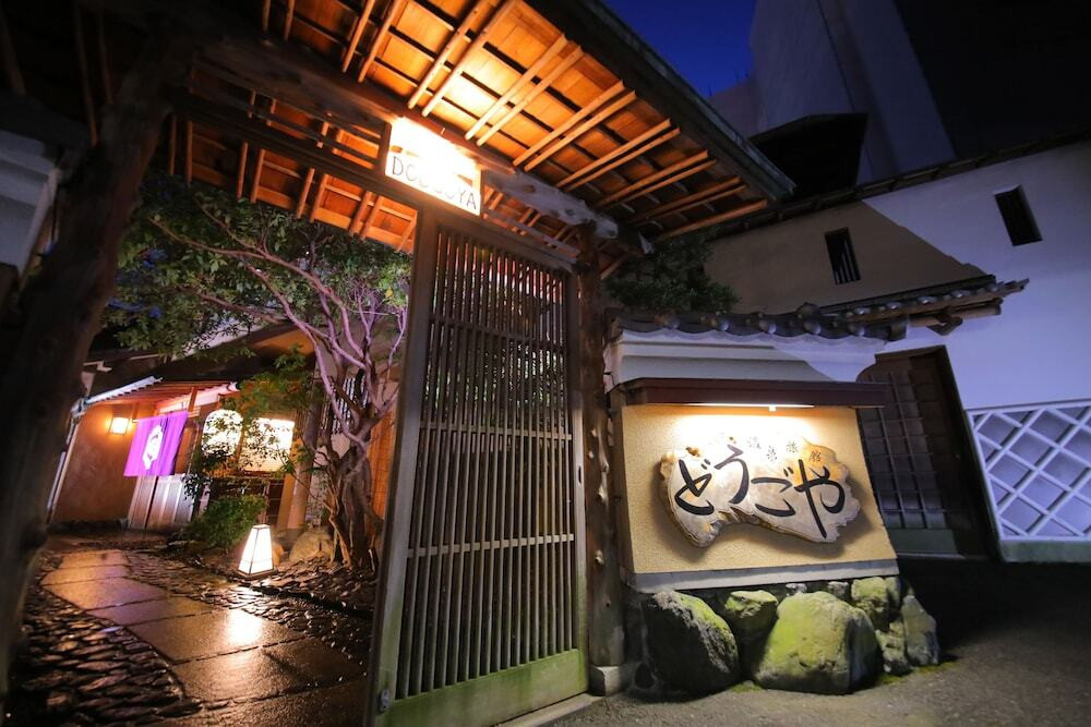 施設の正面 (日没後)