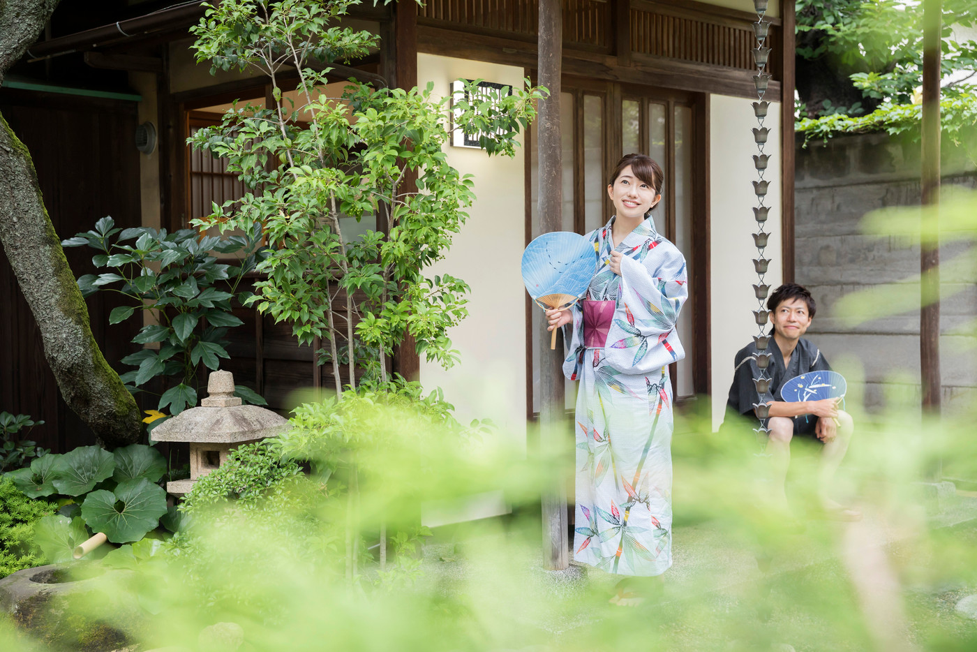 夏イメージ　古民家　浴衣　夫婦　カップル　団扇