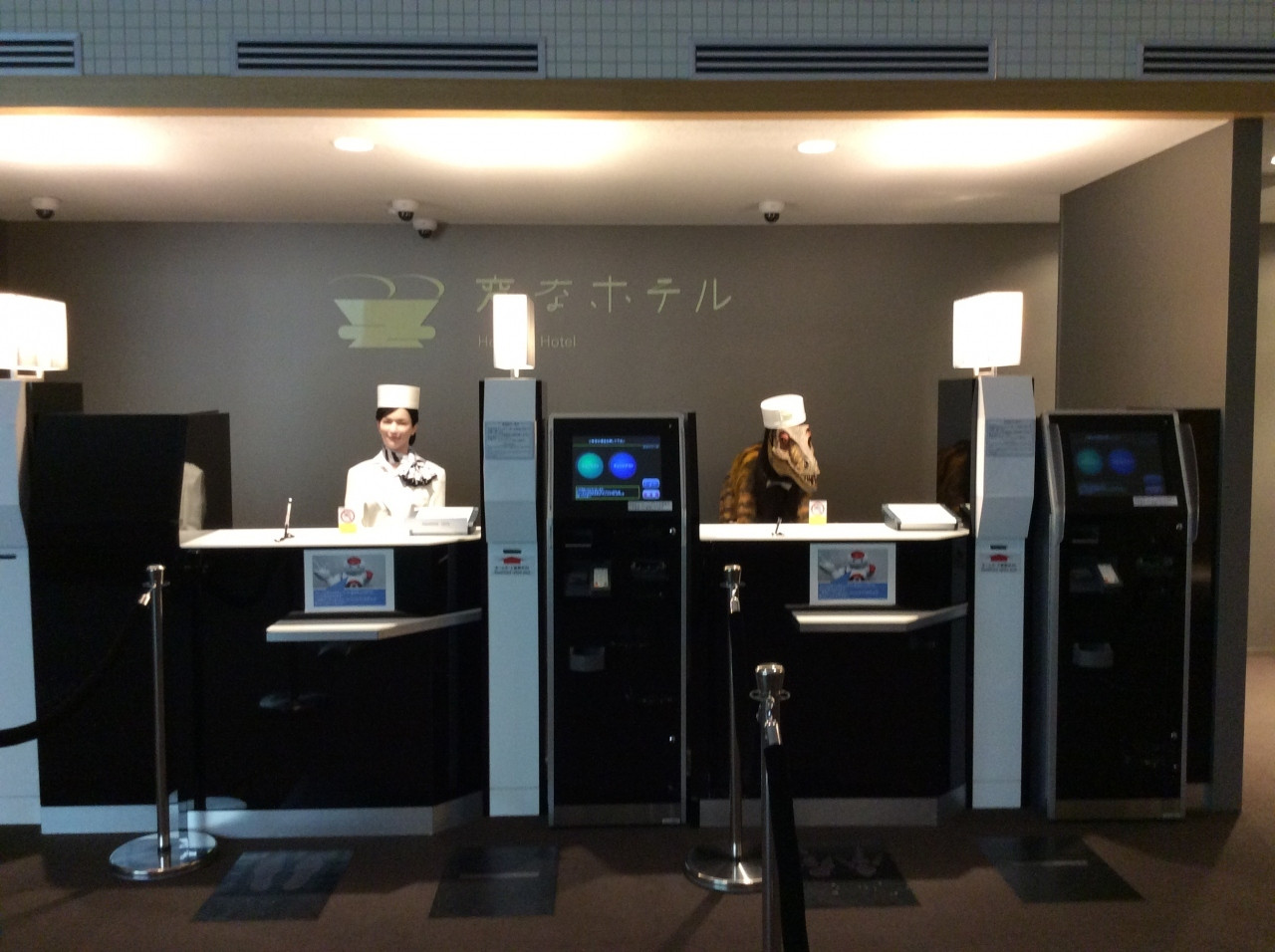 エントランス棟ではロボットスタッフが活躍中！1092846