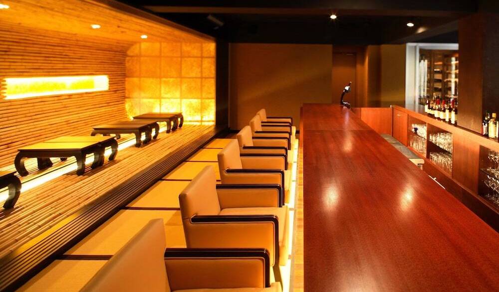 水盤を望むバーで
美しいカクテルを / 4