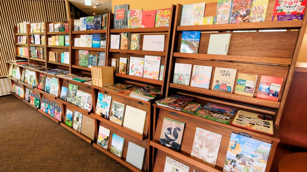 ラウンジのライブラリー / 2