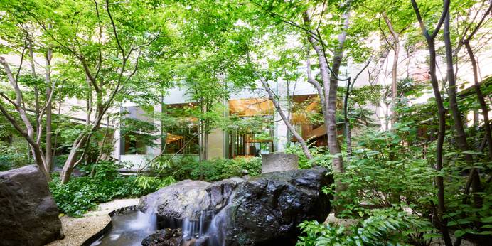 庭のホテル 東京（東京都 シティホテル）：四季折々の景色を楽しめる「中庭」。武蔵野の雑木林をイメージして造られた空間には、涼し気な滝や、風に揺れる木々など“癒し”が満載。
 / 1