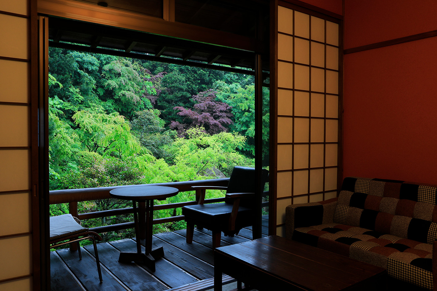 日本の伝統建築×ヨーロッパのアンティーク家具のコラボに目を奪われる3956222