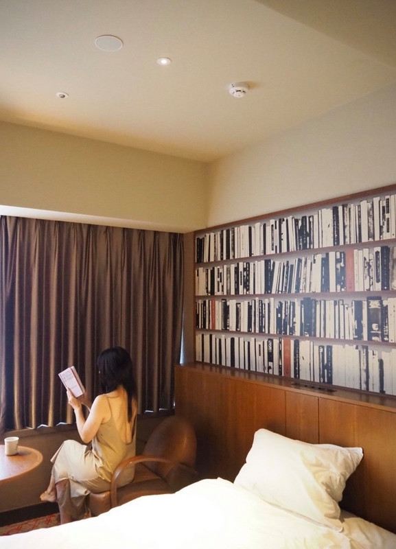 お部屋の壁は本棚の壁紙。