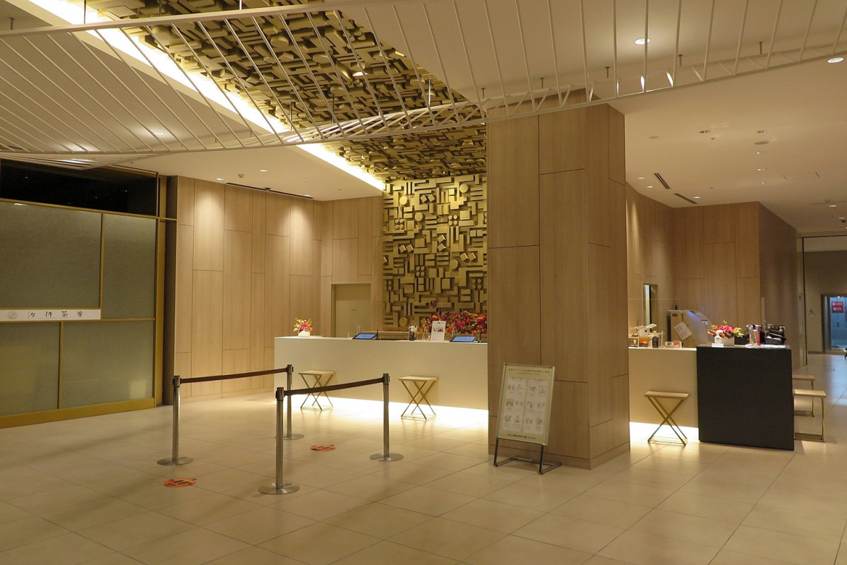 ロビー、清楚な色合いです