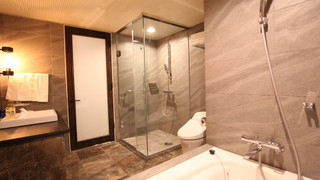 グランド ツインルーム+ソファーベッド2台 (ユニットタイプバスルーム、トイレ仕切り、シャワーブース)