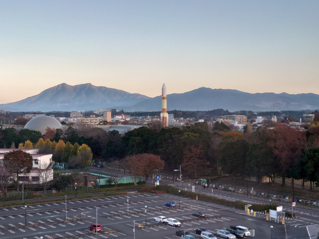 無機質な街に、ロケットと筑波山