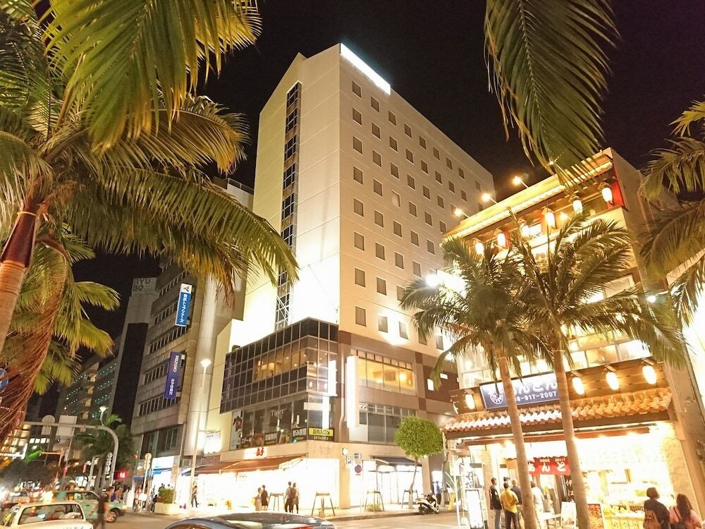 施設の正面 (日没後)