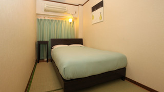 ビジネス ダブルルーム セミダブルベッド 1 台 共用バスルーム