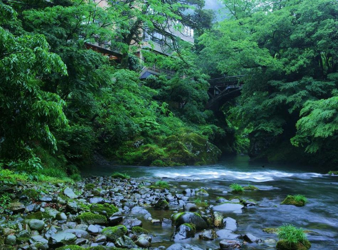 渓谷と旅館外観