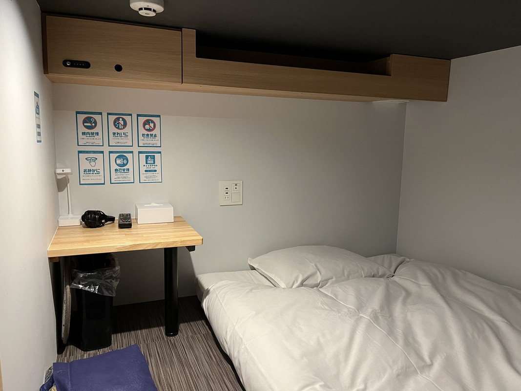 客室です。普通のカプセルと比較すると広めです。