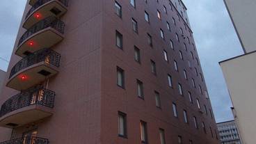 施設の正面 (日没後) / 1