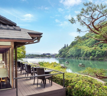 「茶寮 八翠」 内観 51087598 嵐山の絶景が楽しめる特等席。テラス席で上質な時間をお楽しみください。