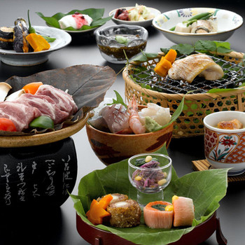 3. お部屋でゆっくり料理を楽しめる「村上館湯伝」3844713