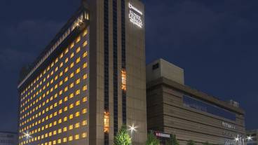 施設の正面 (日没後) / 1