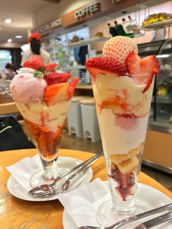 「フルーツパーラー キムラ」 料理 64491543 左がいちごパフェ･右がホワイトデー限定のパフェ