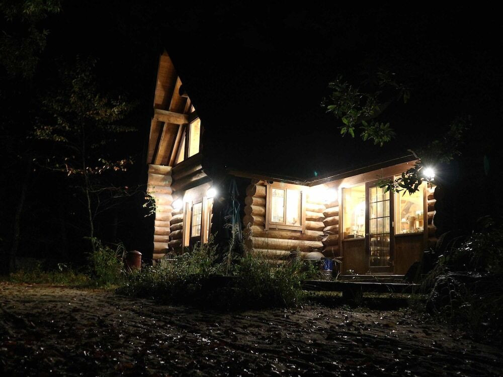 施設の正面 (日没後)