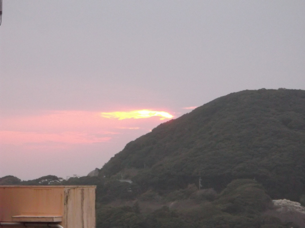窓からは太平洋に沈む夕日が見えました。