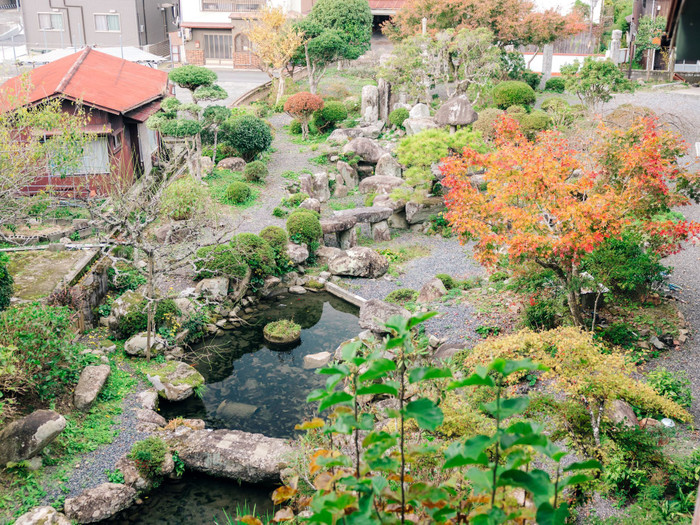 「俵山まちごと旅館 泉や」の庭園。四季折々の情緒を感じられます