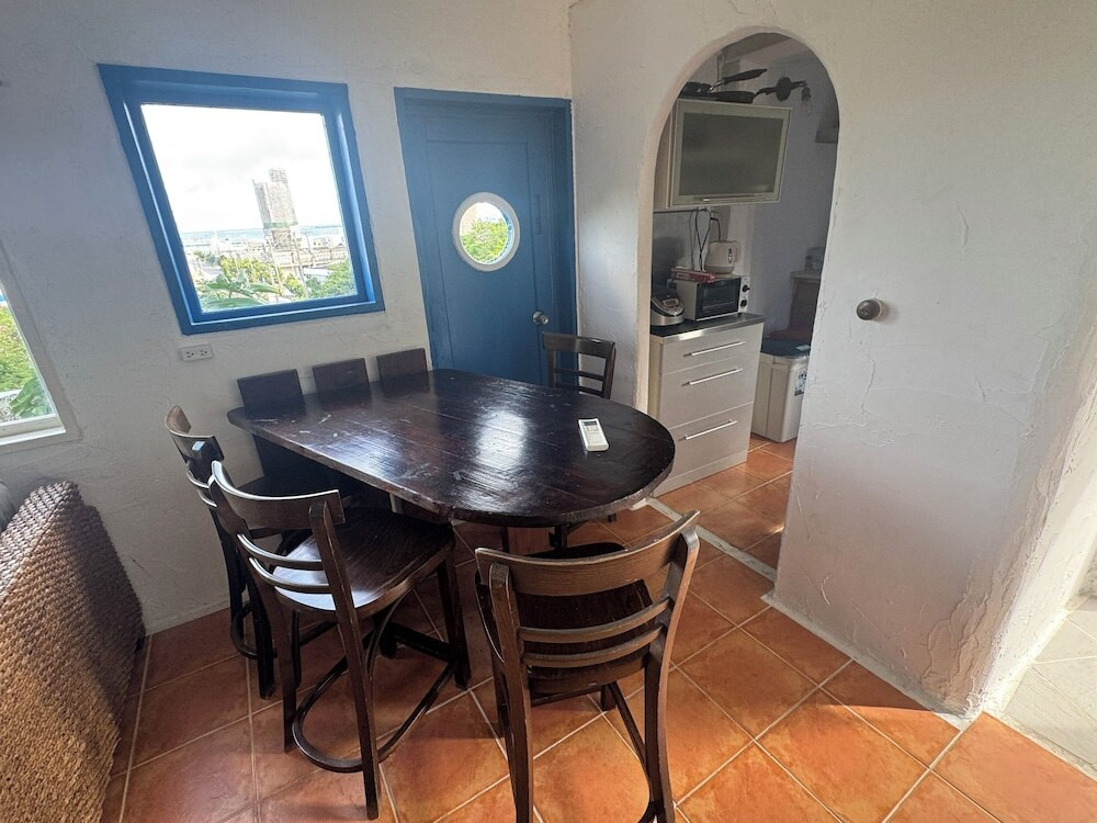 客室内のダイニングエリア