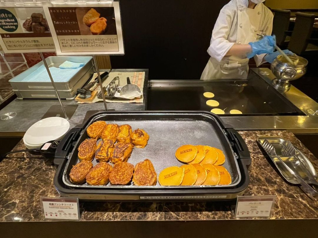 左はフレンチトースト、右はパンケーキ。ライブキッチンで出来立てを味わえる / 2